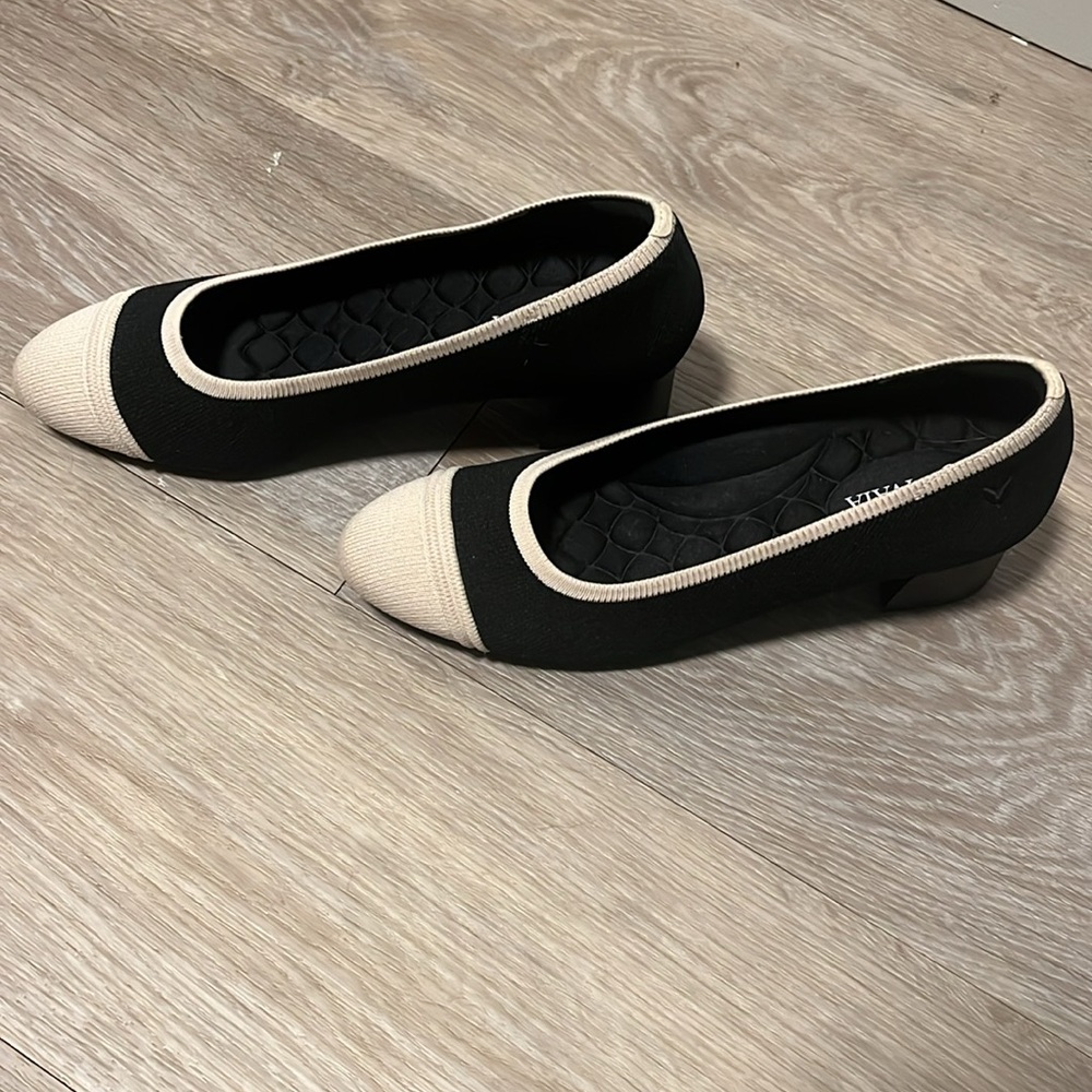VIVAIA (NWOT) Julie Pro Almond-Toe Chunky Heels, Black/Cream, Size 39 (8 US) - Picture 6 of 11